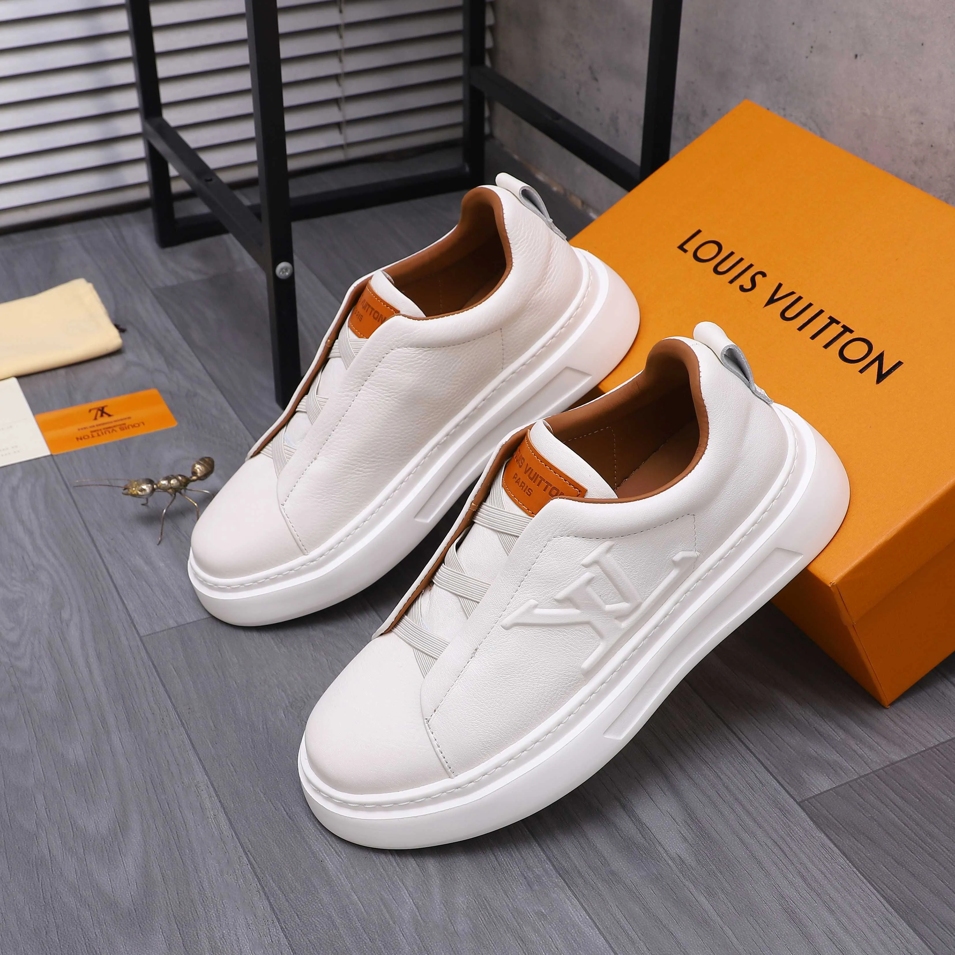 Men's shoes 💰p480 Product trademark: LV "Louis Vuitton" business casual men's shoes Regular size: 38-44 Product material: Selected high-quality pebbled cowhide upper, cowhide lining, rubber outsole